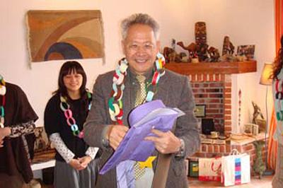 2009 (11).jpg - Jan 10, 2009 老師慶生會(學生獻上生日禮物)